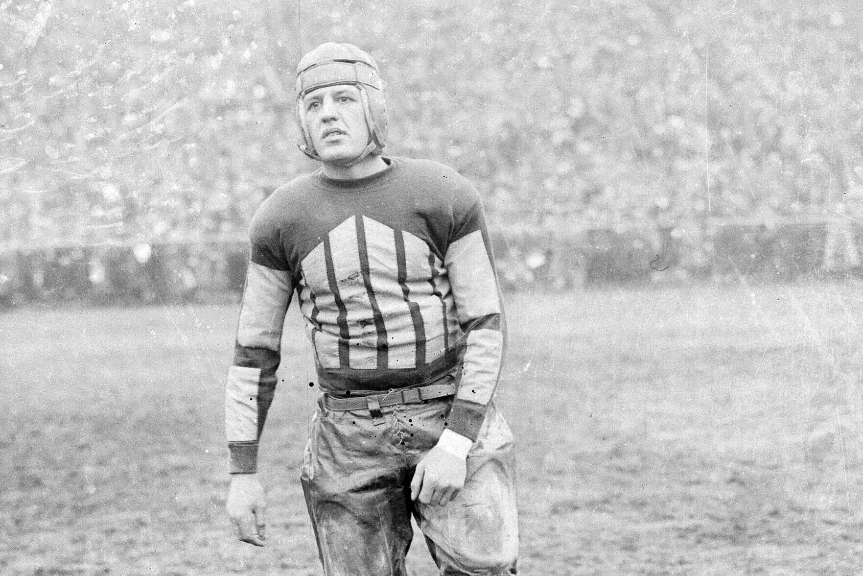 1925: Red Grange held to 36 yards in first game as a pro